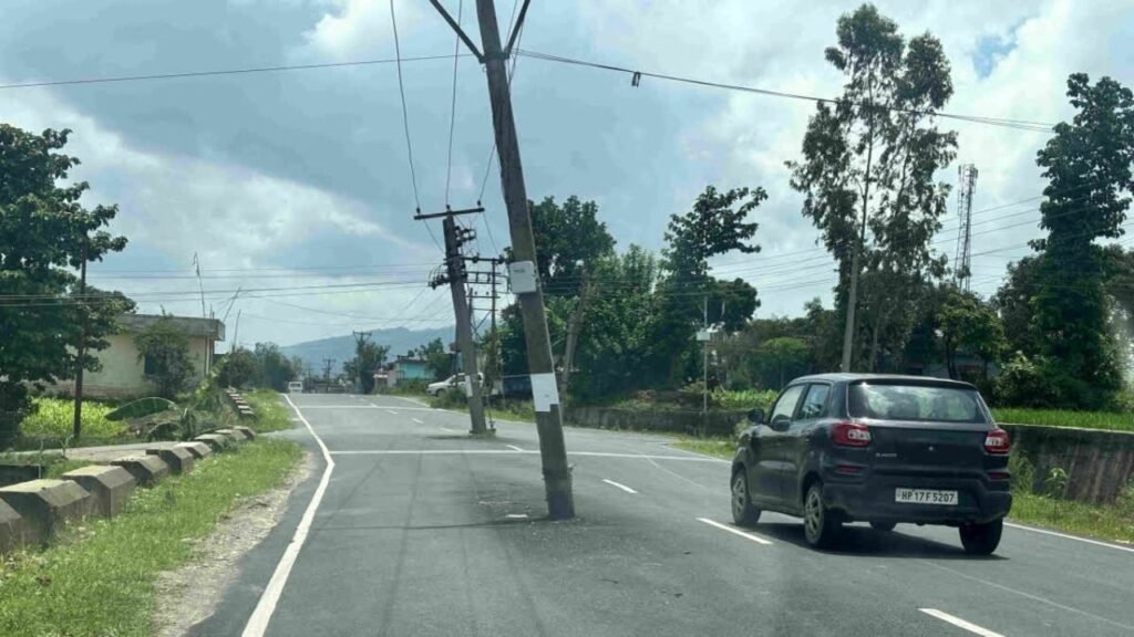 सड़क के बीचों बीच खड़े खंभो को हटाया जाएगा जल्द, DHBVN के MD ने दिए निर्देश